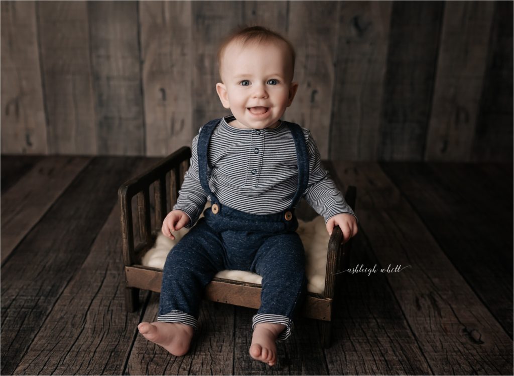 Lincoln is Sitting - Six Month Photos Cleveland | Ashleigh Whitt
